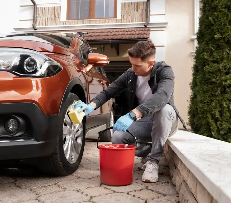 Lavage auto à domicile Aureille : professionnel intervenant sur un véhicule